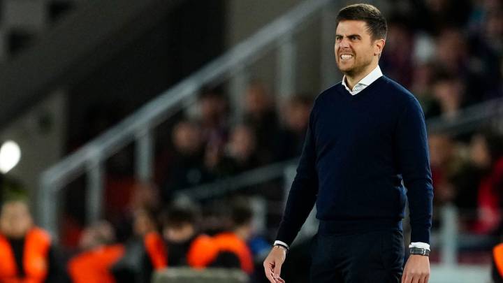 El terrible enfado del entrenador de Osasuna con sus jugadores tras la derrota en Barcelona