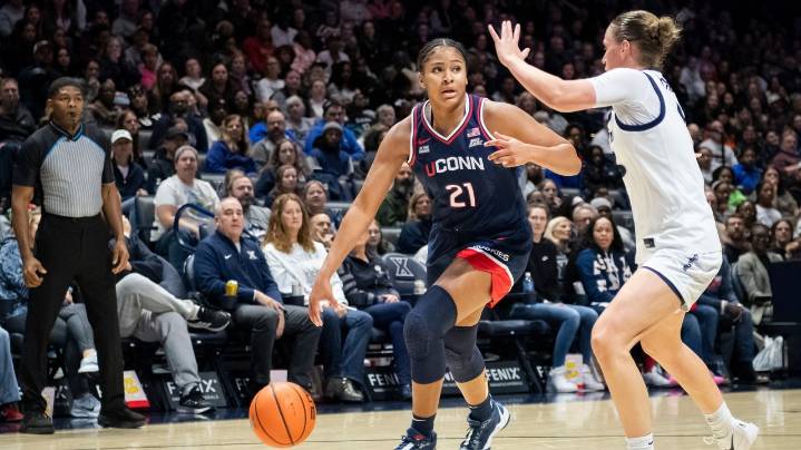No. 1 UConn hits a barrage of 3's in blowout of Xavier, 104