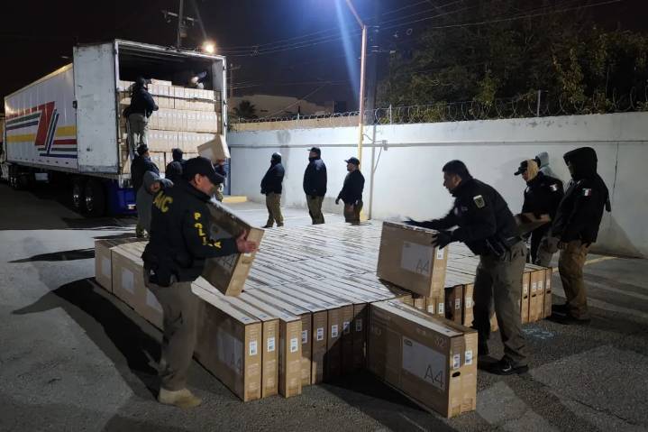 Arrestan a chofer y aseguran más de 2 mil televisiones por presunto contrabando