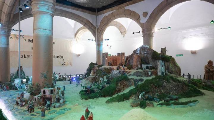 Luces, música y figuras en movimiento: el belén de la Diputación, "el más bonito de Cáceres", llega al palacio de Carvajal