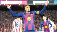 Barcelona vence al Atlético y se mantiene líder
