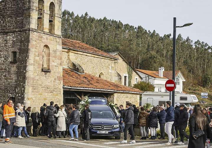 Multitudinaria despedida a Alejandro Fernández en Villanueva de la Peña