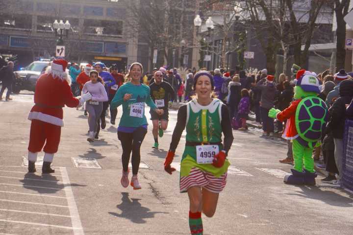 Runners Fill the Streets of West Hartford for Annual Blue Back Mitten Run