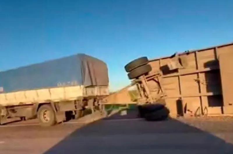 Real Sayana: un camión volcó en Ruta 34, provocó demoras y pérdidas materiales