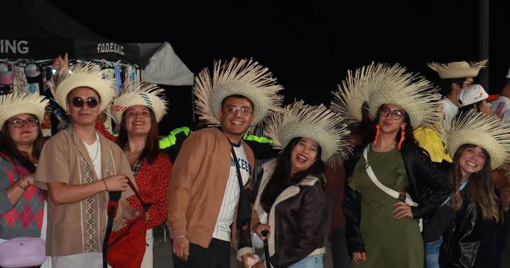 Bad Bunny prende la capital mexicana: moda, fiesta y locura afuera del Estadio GNP Seguros