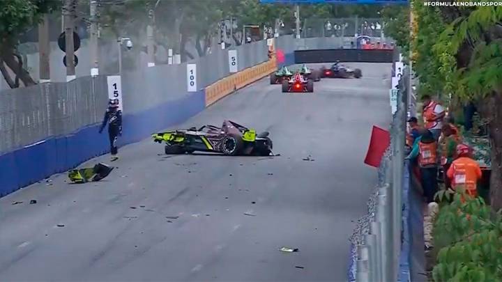 Impactante accidente en la Fórmula E: un auto voló por el aire tras pasar por…