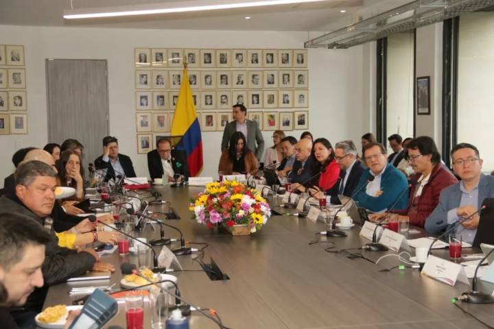 Negociación del salario mínimo 2026 se estanca por diferencias entre sindicatos y empresarios