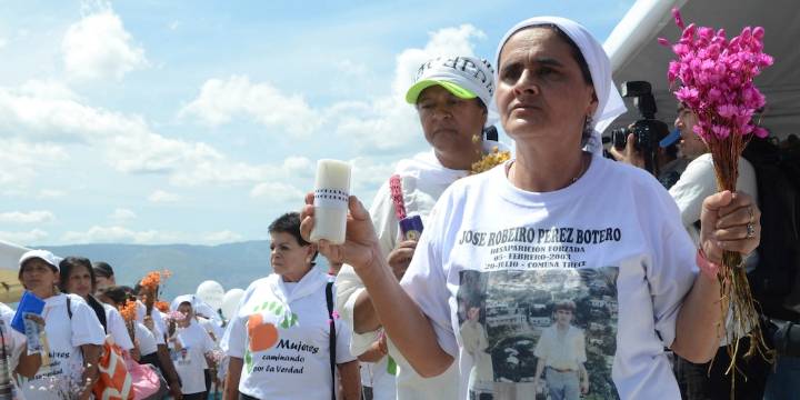 Mujeres buscadoras exigen a Petro firmar decreto para reglamentar una ley que fue aprobada hace más de un año: “No es un favor”
