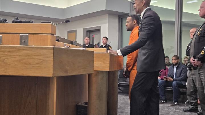 The man charged with a deputy's death wants to change his plea