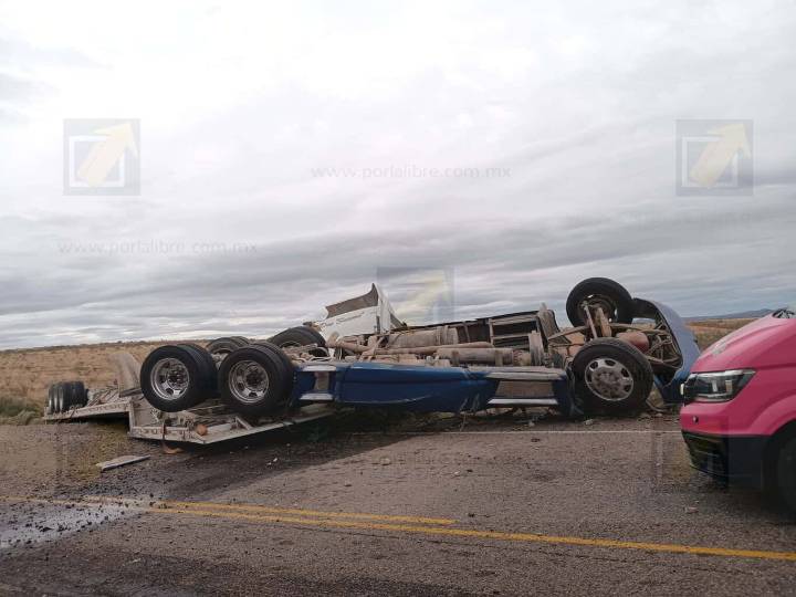 Vuelca tráiler en carretera Satevó a Delicias