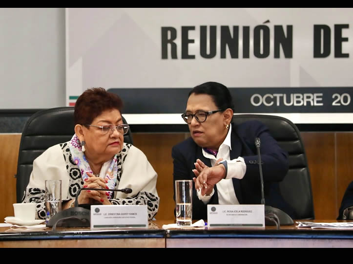 Rosa Icela felicita a Ernestina Godoy, primera mujer al frente de la FGR