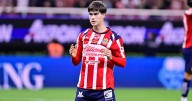¿Adiós a Europa? Chivas blinda a la Hormiga González con millonaria cláusula