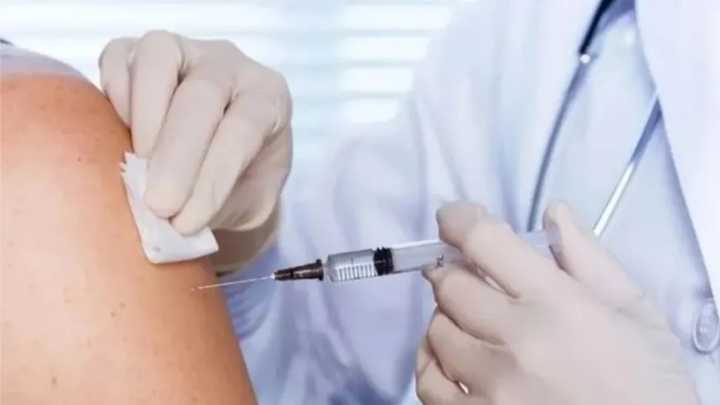 Salud despliega vacunación móvil en barrios de la Capital