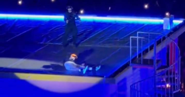 Bad Bunny se cae durante su primer concierto en el Estadio GNP Seguros