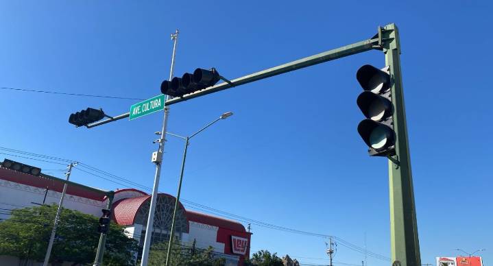 Tráiler arranca cables eléctricos y provoca fallas en semáforos al sur de Hermosillo