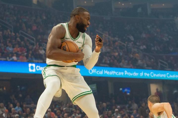 Pritchard anota 42, Jaylen Brown logra triple-doble y Celtics vencen 117