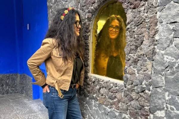 Visita Salma Hayek el museo Frida Kahlo