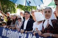 Kicillof con las Madres en Plaza de Mayo: “Milei está destruyendo la clase media”