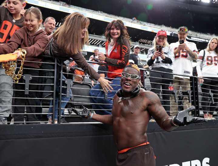 Browns tight end David Njoku leaves Titans game after catching a touchdown pass