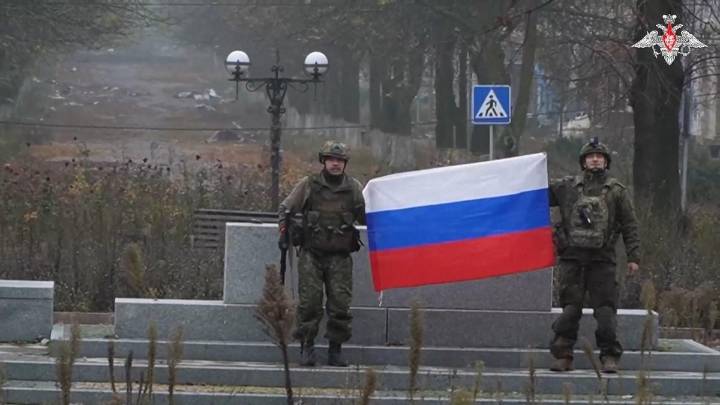 Soldados rusos ondea su bandera en una ciudad Ucraniana