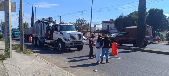 SOSAPACH realiza mantenimiento preventivo a la red de alcantarillado en la Carretera Federal México