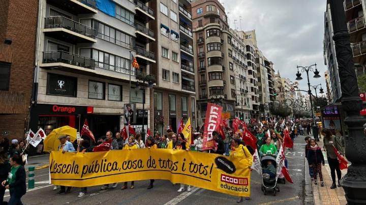 Profesores de la escuela pública valenciana salen a la calle por “los recortes y la bajada de ratios”