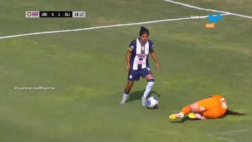 ¿Falta a la arquera crema? Yomira Tacilla anota el 1-0 de Alianza y provoca el fuerte reclamo de la banca de Universitario [VIDEO]