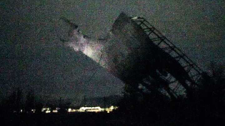 Las juventudes de Bildu derriban el único toro de Osborne que quedaba en el País Vasco por "españolista"