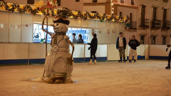 La pista de hielo de la plaza Mayor de Cáceres echa a rodar: "Siempre funciona"