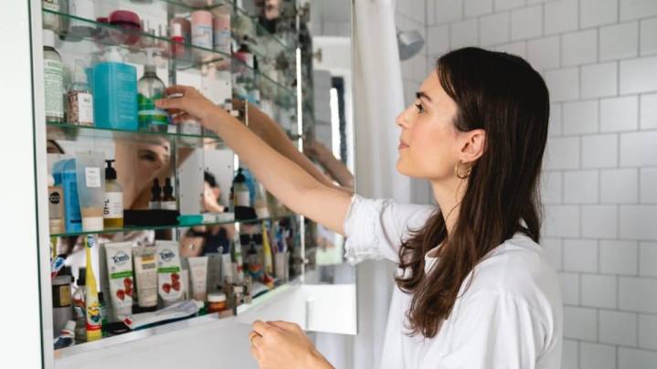 Caroline Solomon, experta en organización del hogar: “La sopapa es uno de los 7 esenciales del baño”