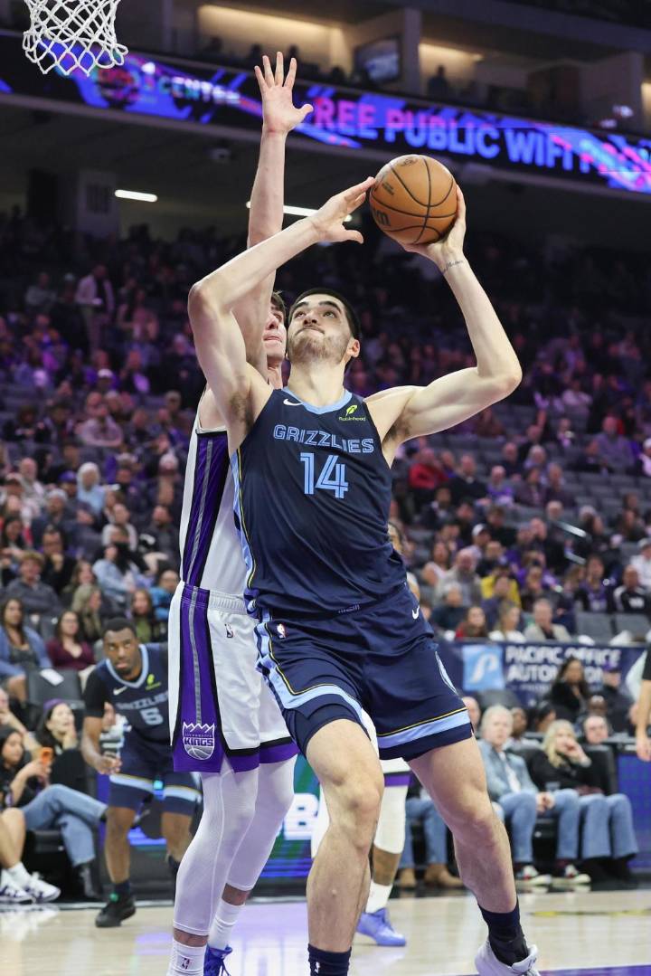 Zach Edey lidera a Grizzlies en triunfo 115-107 ante Kings con su mejor registro de puntos en la NBA – Chicago Tribune