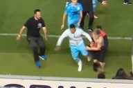 Un gran susto. La locura de los fanáticos por Neymar casi termina en un compañero suyo accidentado