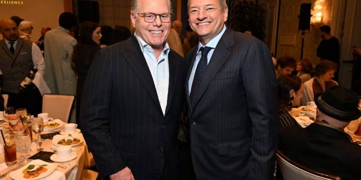 A Thanksgiving dealmaking sprint helped Netflix win Warner Bros.