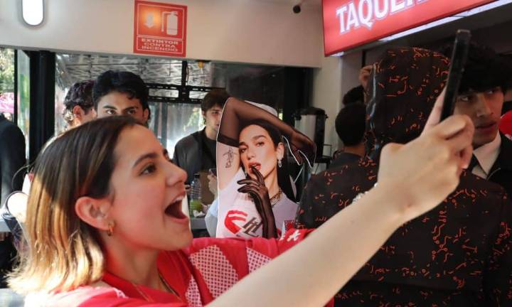 Dua Lipa fusiona su imagen con el taco mexicano para el cierre de ‘Radical Optimism Tour’