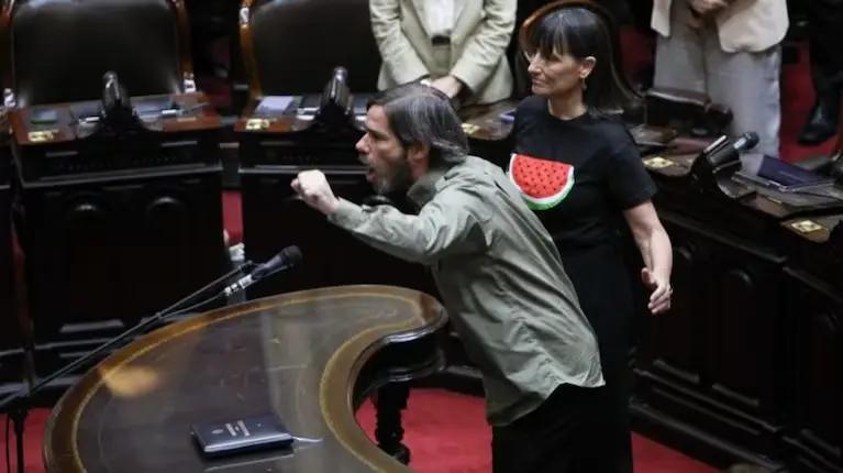 “¡Tomá!”: el fuerte cruce entre los diputados Nicolás del Caño y Lilia Lemoine en medio de la jura