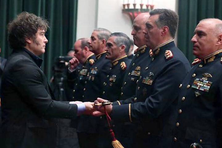 Cercano a Karina | Milei renovó la cúpula militar y designó a Oscar Zarich como nuevo jefe del Ejército