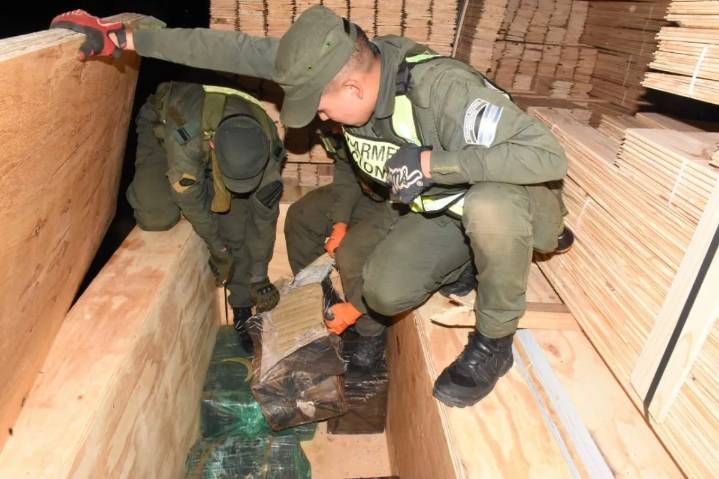 Más de tres toneladas de marihuana ocultas entre placas de madera: un perro delata un cargamento en la Ruta 14