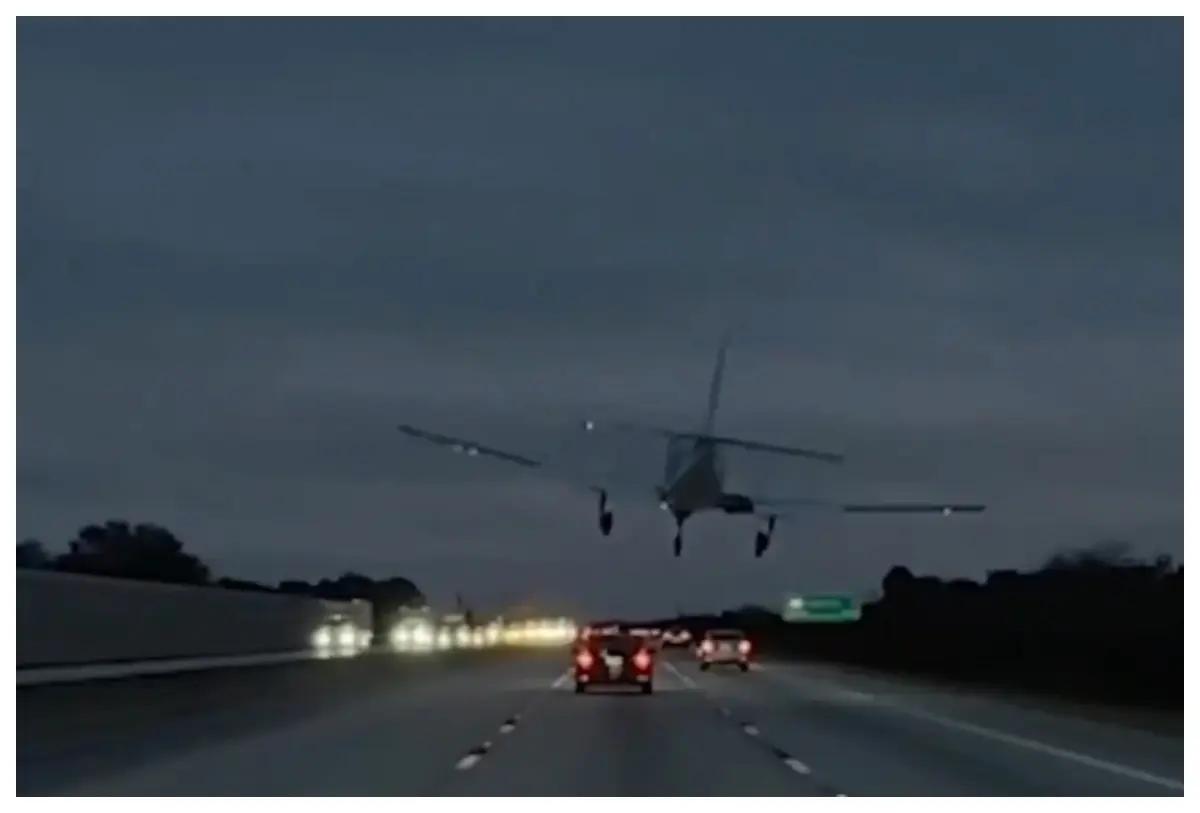 Avioneta aterriza de emergencia y cae sobre un automóvil en autopista de Florida