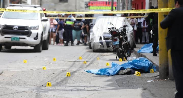 San Luis: Sicarios asesinan dos hermanos en la puerta de su casa | VIDEO Víctimas salían de su casa cuando fueron atacados por delincuentes en una motocicleta en San Luis