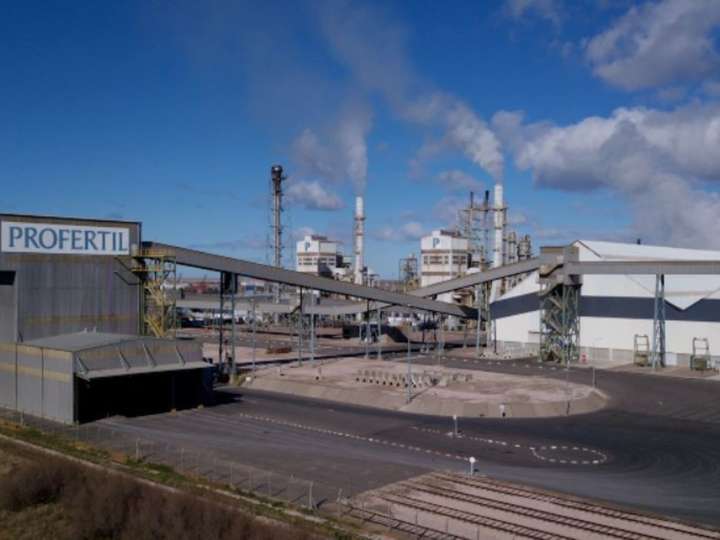 Otra multinacional se va del país: canadiense vendió a Adecoagro el 50% del mayor productor de fertilizantes de la Argentina