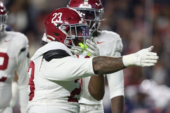 Deadspin | No. 10 Alabama blows lead but beats Auburn to play for SEC title