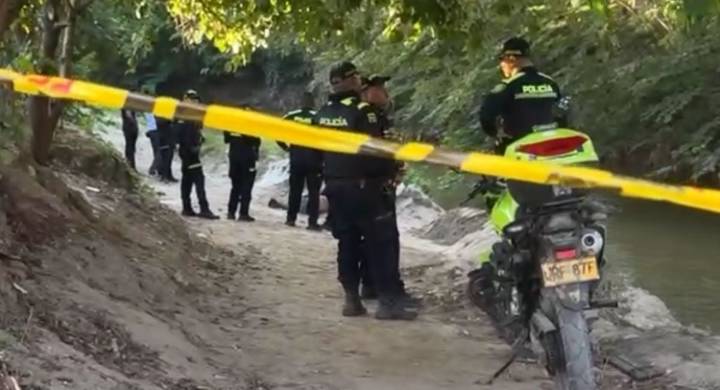Hallan sin vida a hombre maniatado y con impactos de bala en el río Gaira Hasta el momento se desconoce la identidad de la víctima.