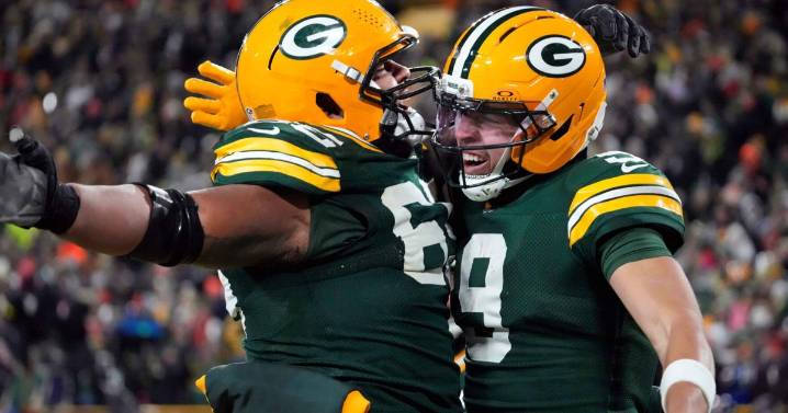 Keisean Nixon's game-sealing INT helps Packers beat Bears to take over NFC North lead