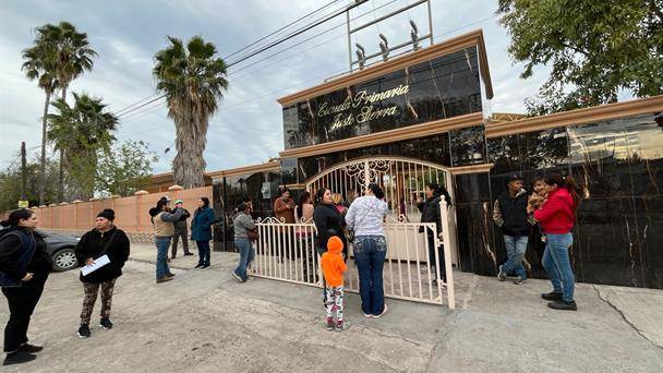 Madres de familia protestan en defensa De directora del TV en Esc. Justo Sierra