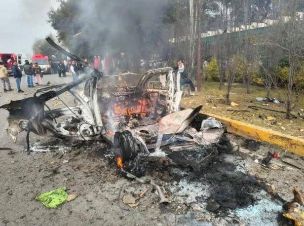 Explota taxi con pirotecnia en la carretera México