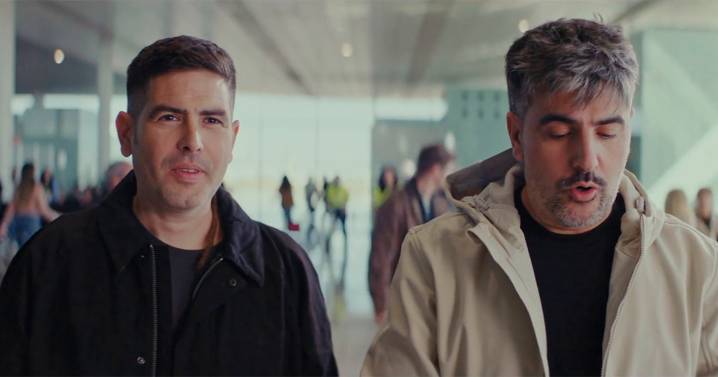 Estopa, un elfo y un aeropuerto lleno de magia: ¿qué puede pasar?