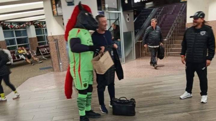 Ya hay DT en Bravos: Llega Pedro Caixinha al aeropuerto de El Paso