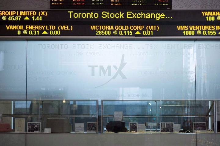 Bank stocks help lift S&P/TSX composite higher, U.S. stock markets edge lower