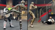 Un robot humanoide patea a un CEO chino en un combate simulado