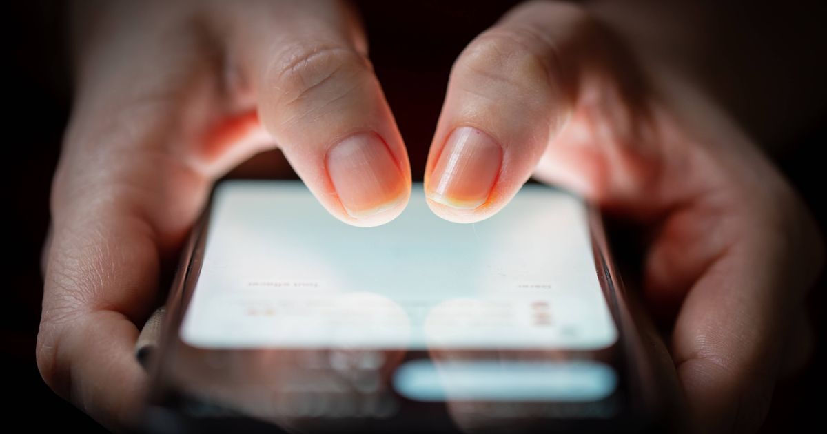 Experts say whether charging phone overnight damages the battery